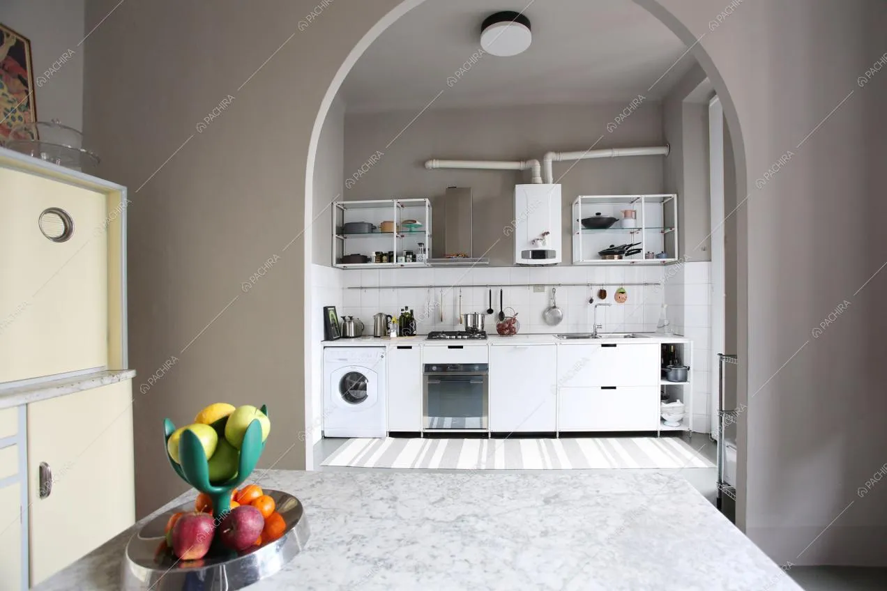 Vista della cucina dal tavolo da pranzo