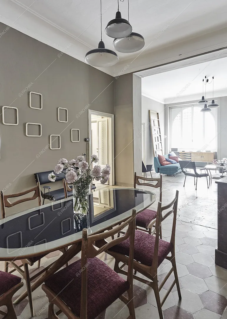 Zona pranzo con tavolo e scorcio sul soggiorno