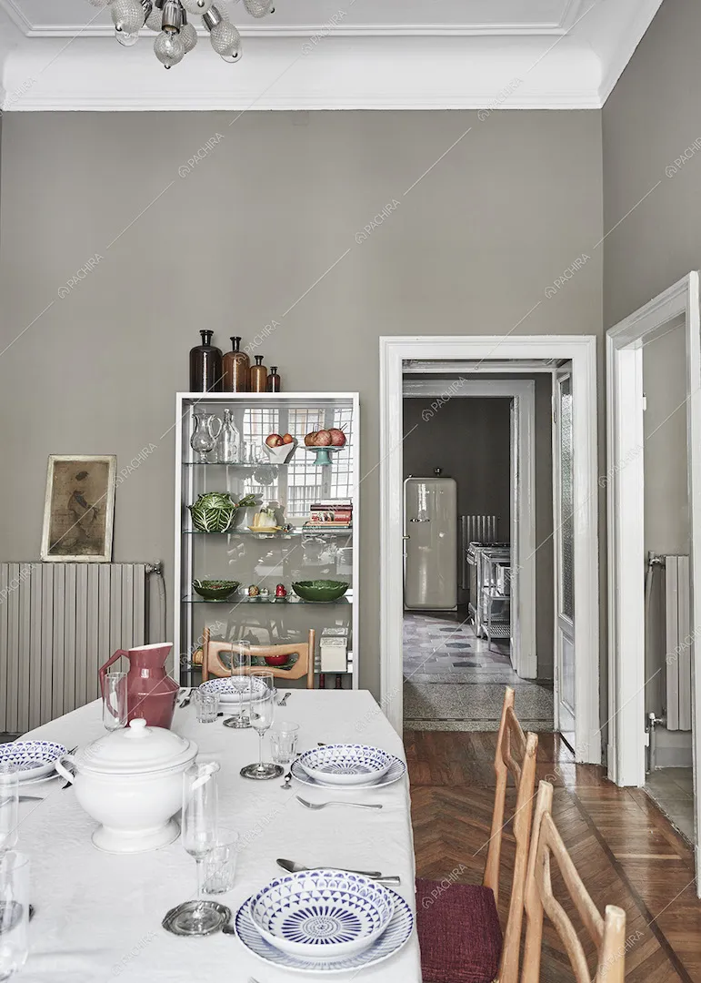Scorcio su corridoio e cucina dalla zona pranzo
