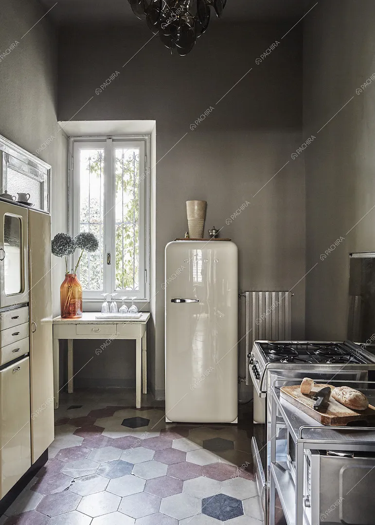Cucina a parete con piano da lavoro in acciaio