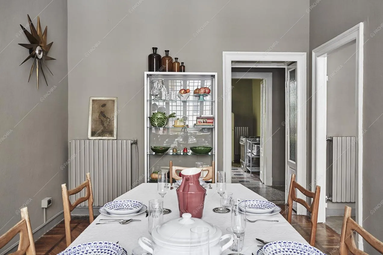 Credenza in vetro vista dal tavolo da pranzo