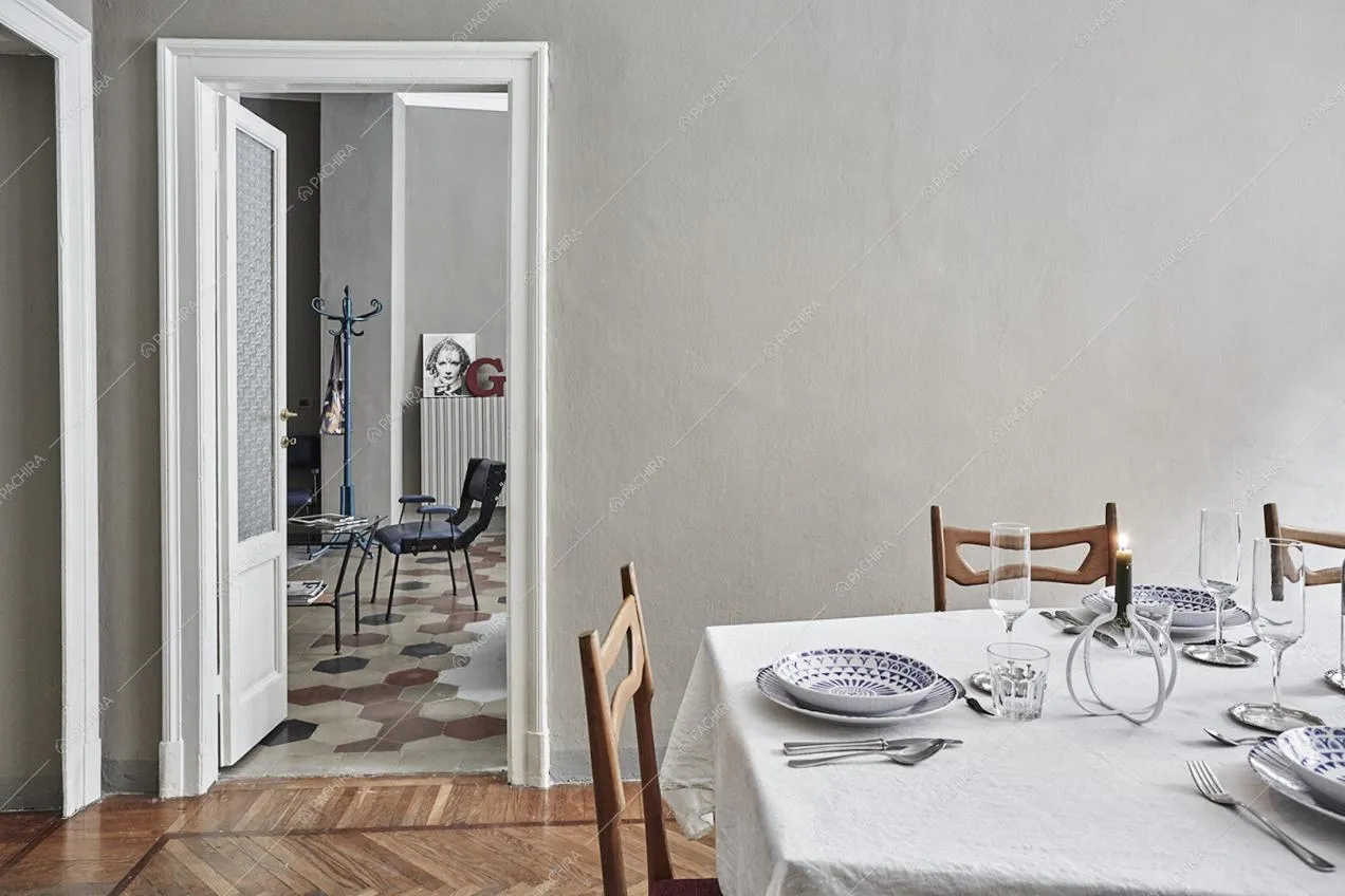 Scorcio sul soggiorno dal tavolo da pranzo