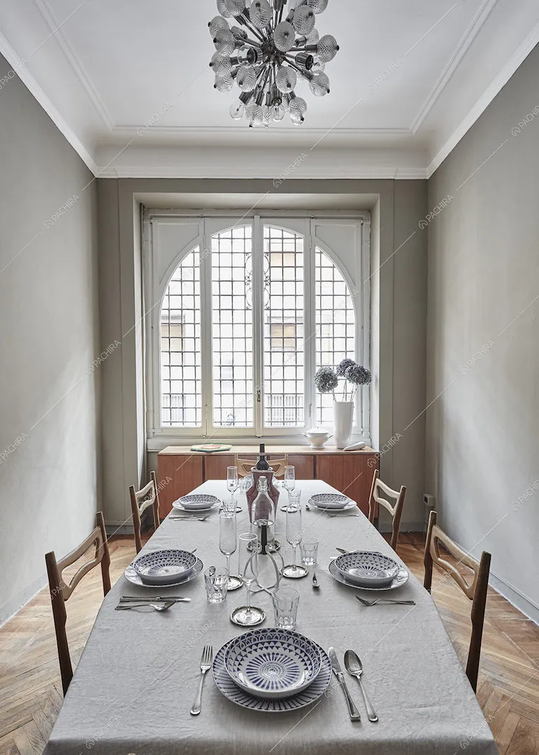 Tavolo da pranzo, mobile in legno, boiserie su soffitto e pareti