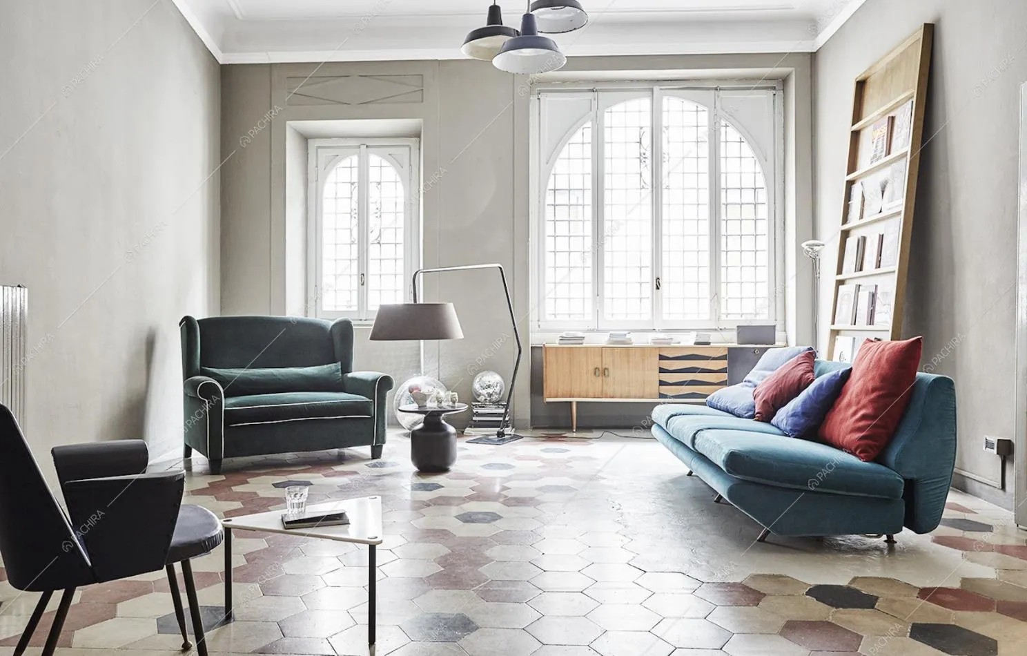 Zona living con pavimento in cementine esagonali