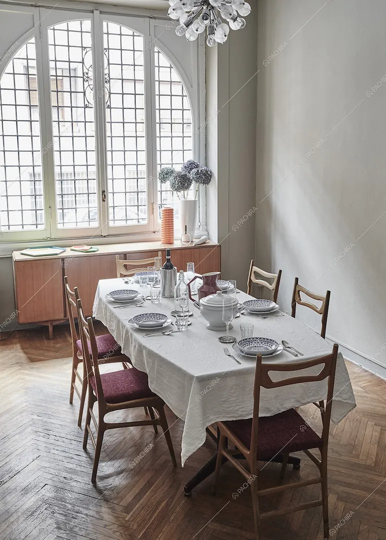 Zona pranzo con tavolo da sei posti