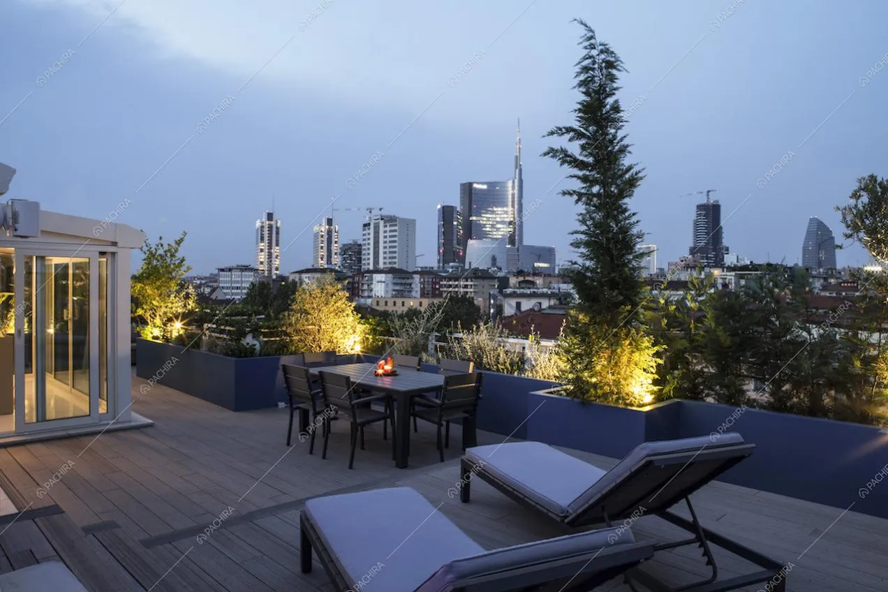 Terrazza al livello superiore con pavimento in parquet da esterno