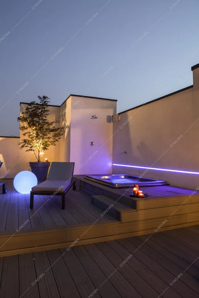 Vasca con illuminazione sulla terrazza