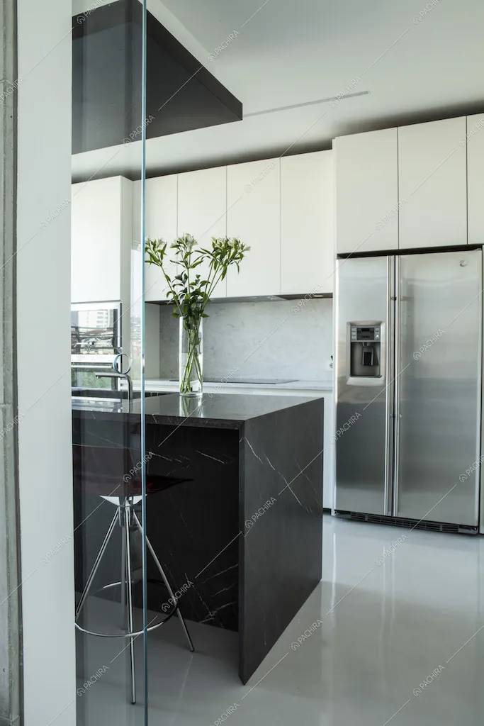 Cucina con isola in marmo nero