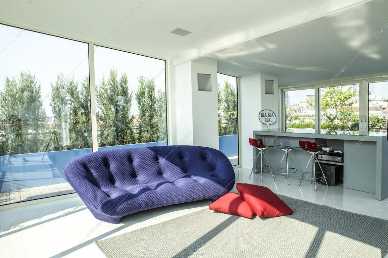Divano di design e vetrate
