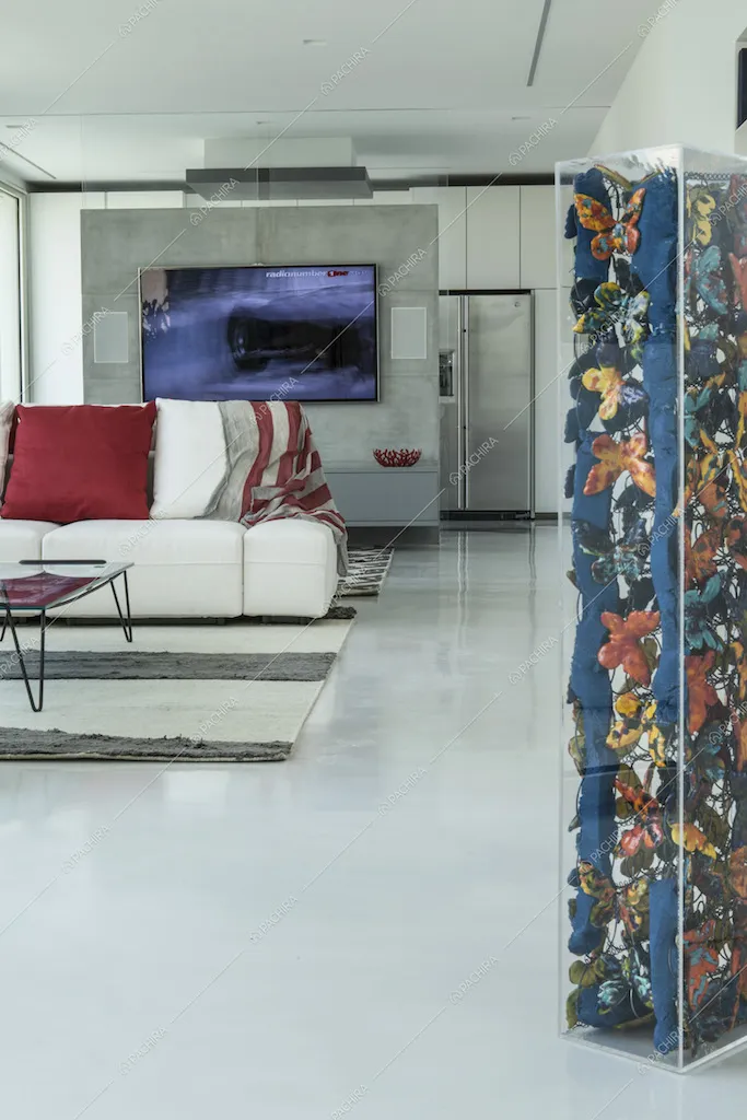 Zona living con pavimento in cemento lisciato