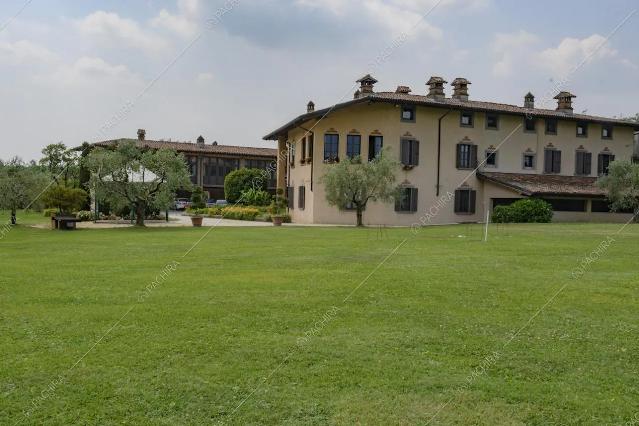 Grande villa su più livelli e ampio giardino