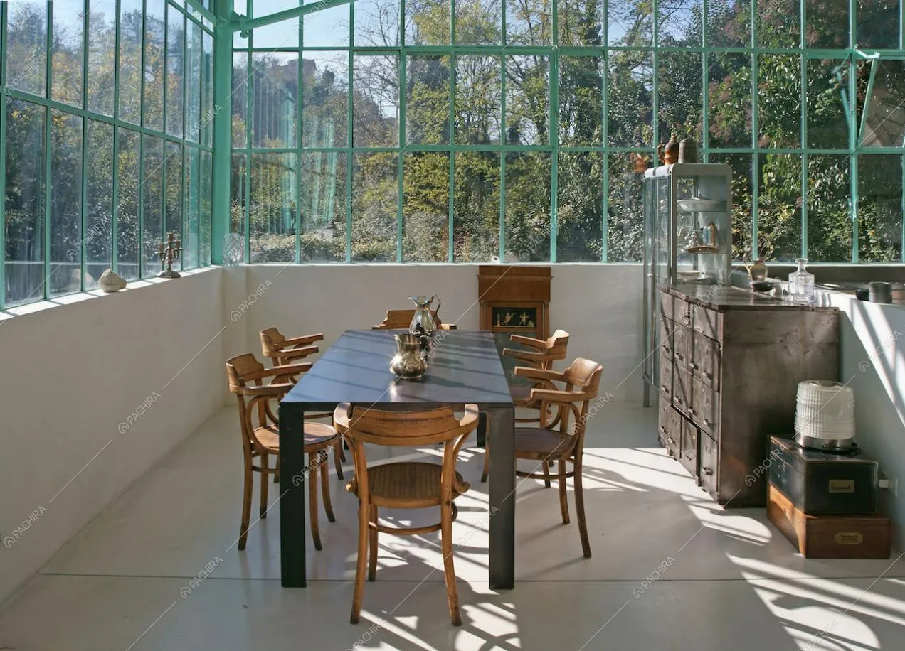 Tavolo da pranzo e sedie in legno