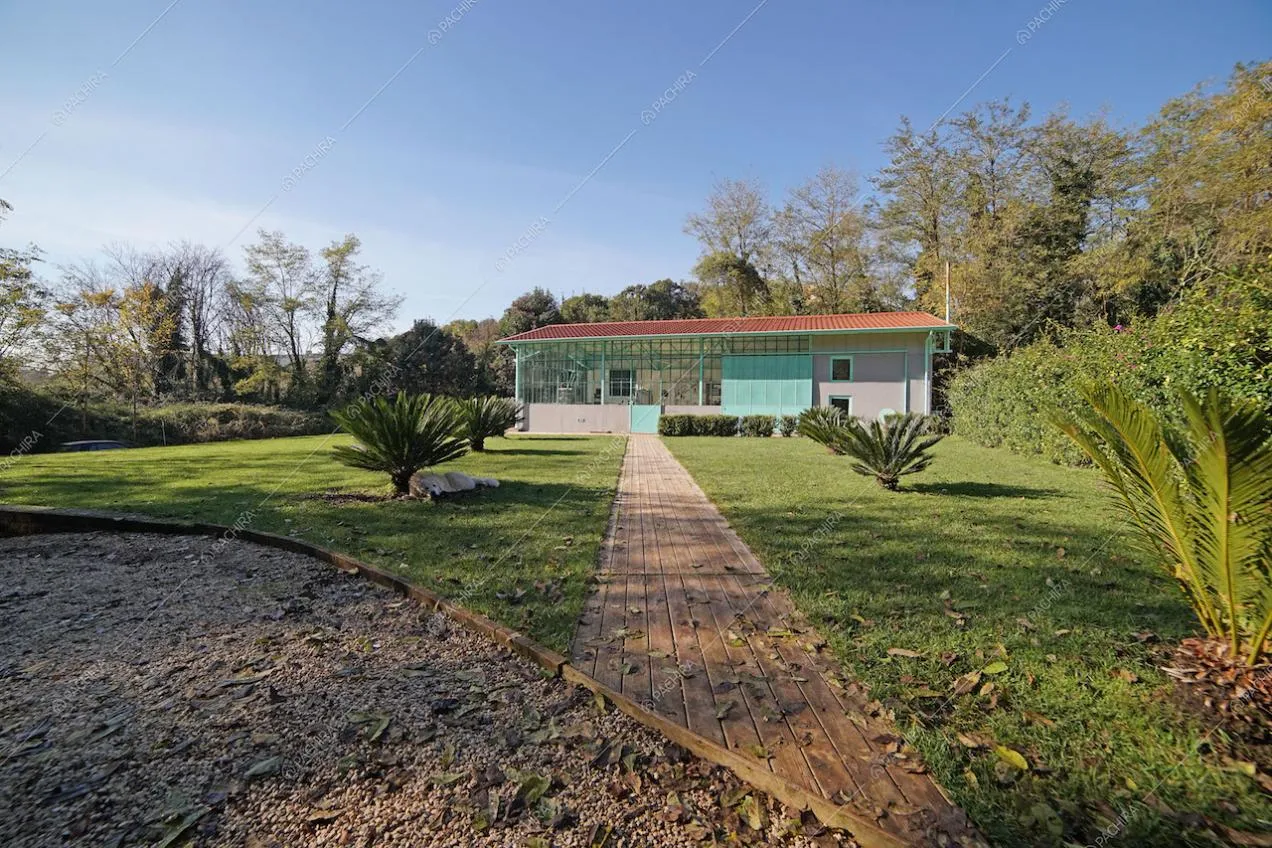 Vista della villa dal viottolo in parquet da esterno