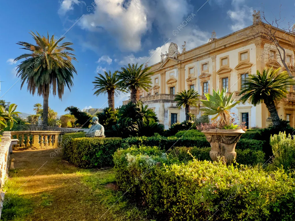 Giardino con vista sugli esterni della villa Tanami, location in stile classico a Palermo