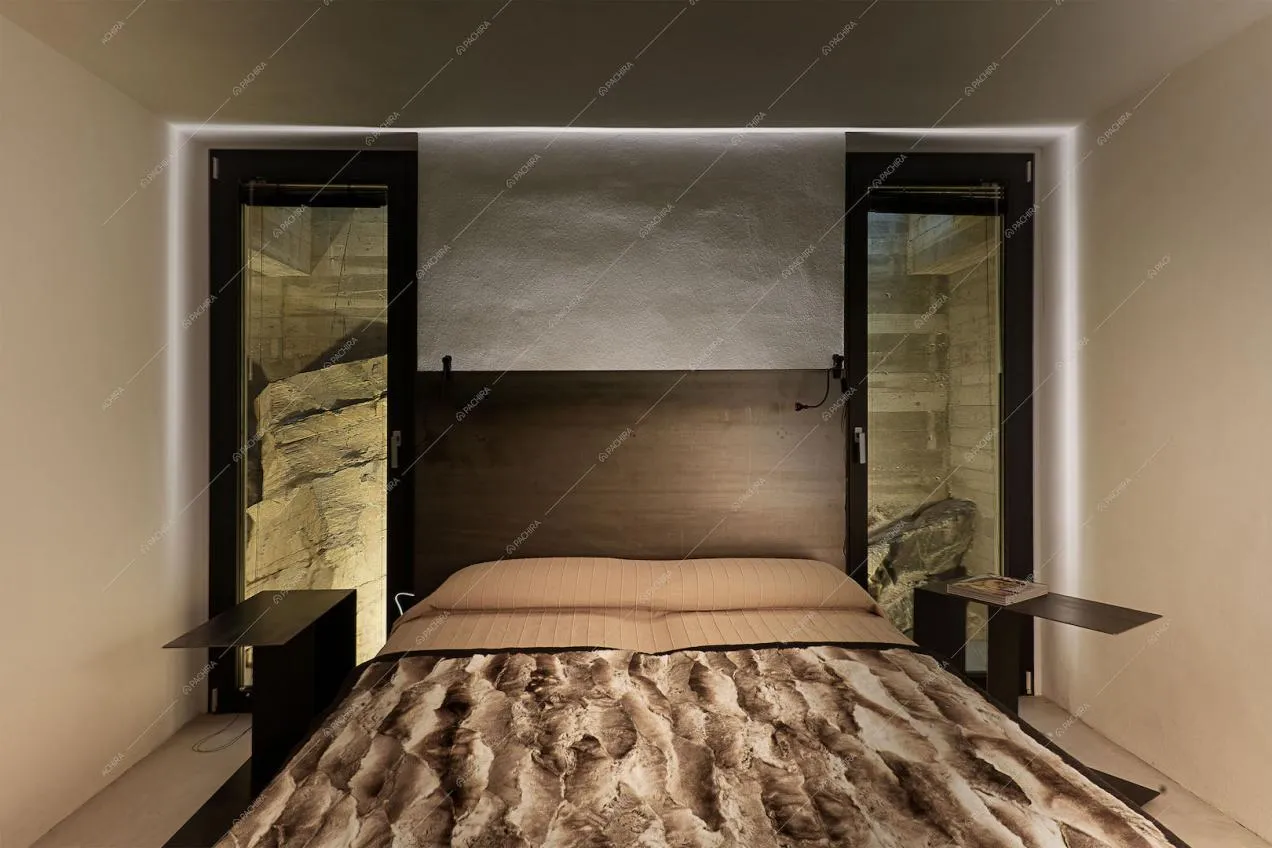 Camera con letto matrimoniale e arredo minimal