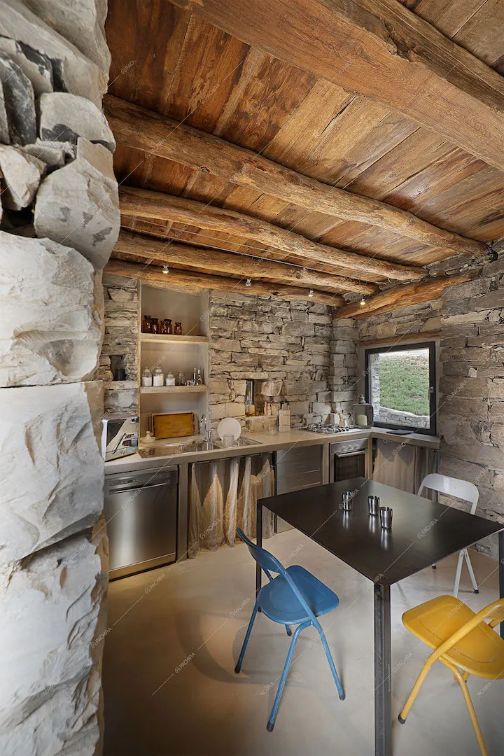 Cucina a parete e tavolo da pranzo