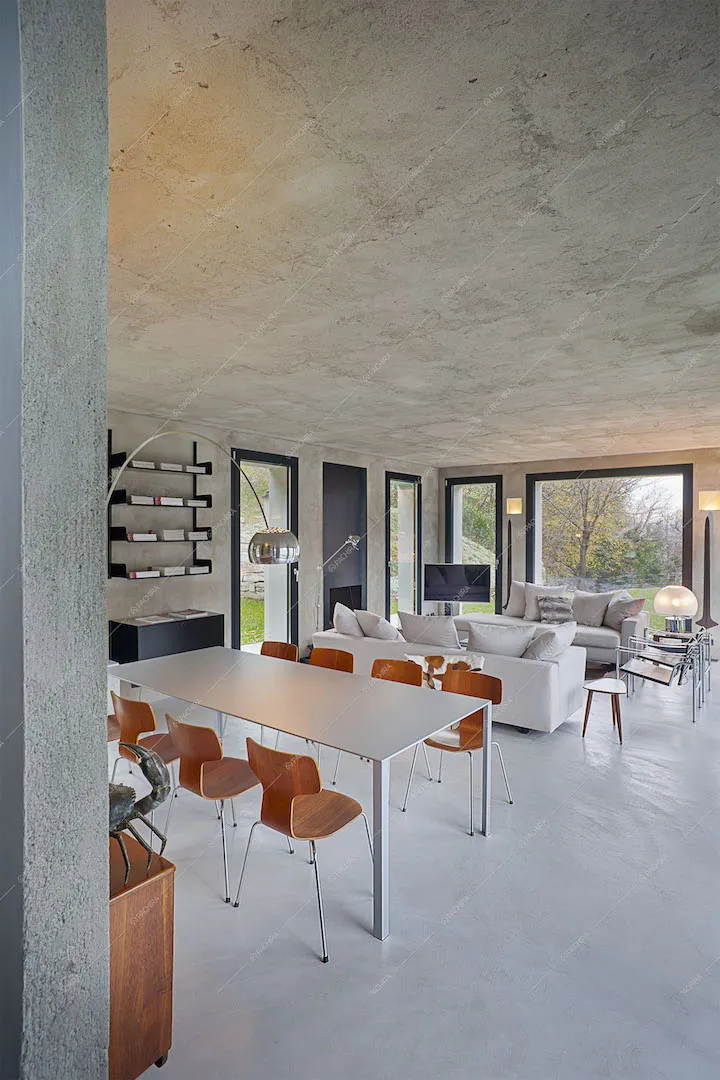 Zona living con pavimento in cemento lisciato