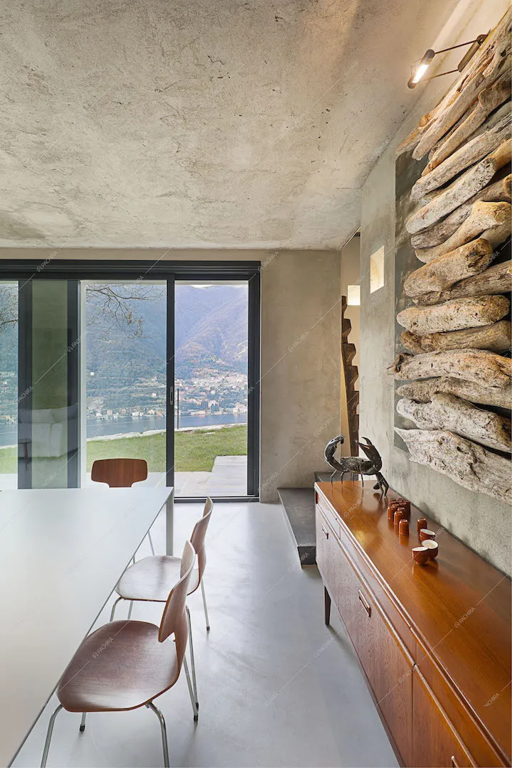 Zona pranzo con mobile in legno