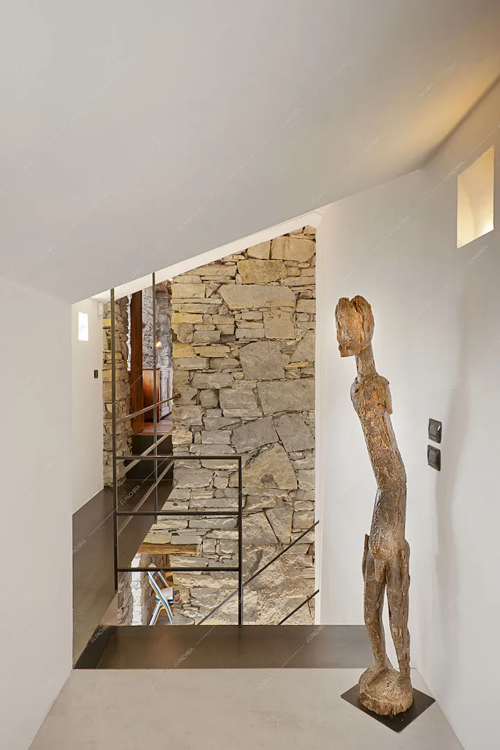 Statua e scorcio sul corridoio