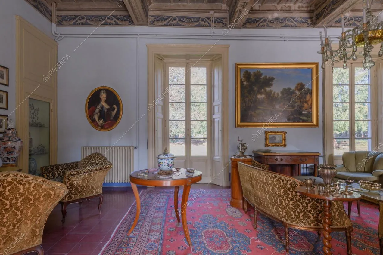 Luminoso salotto con soffitto a cassettoni, pavimento in piastrelle rosse e divanetti
