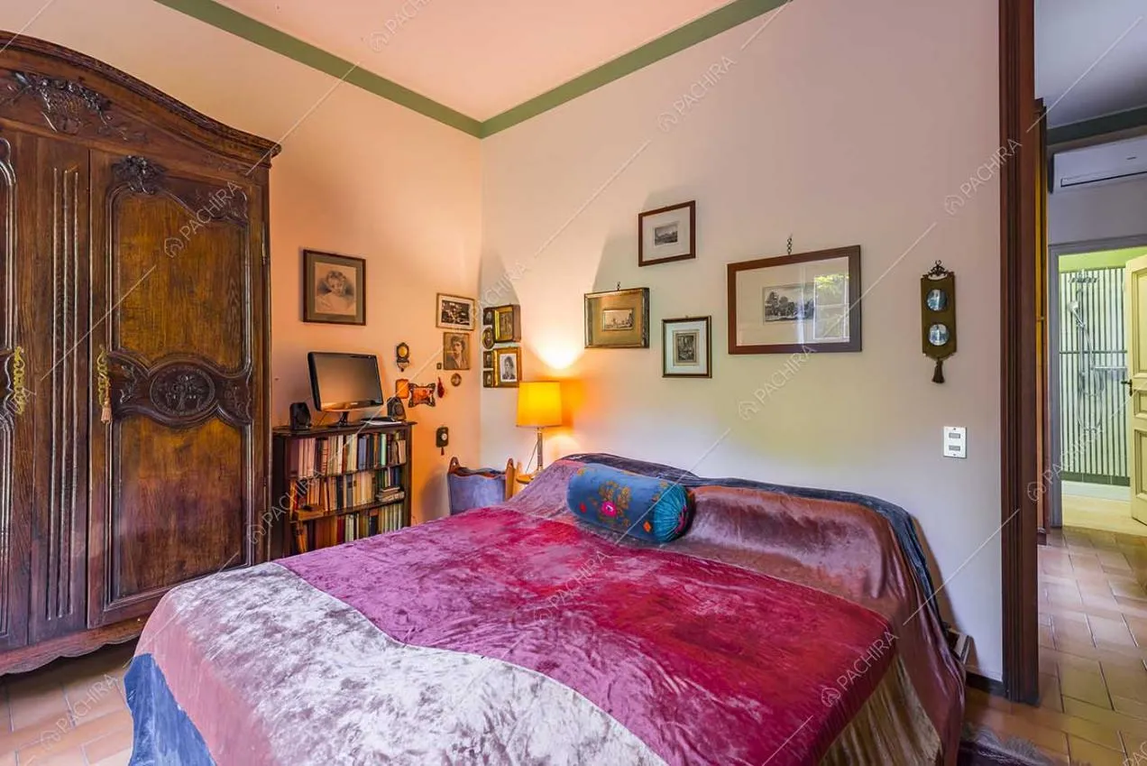 Camera da letto della villa Archibusa, location in stile classico a Como