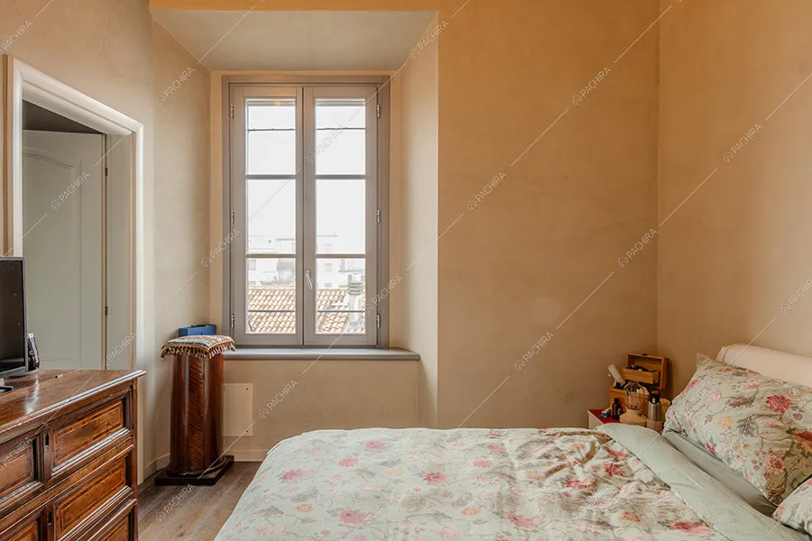Camera da letto dell'appartamento Clorofilla, location in stile classico a Milano