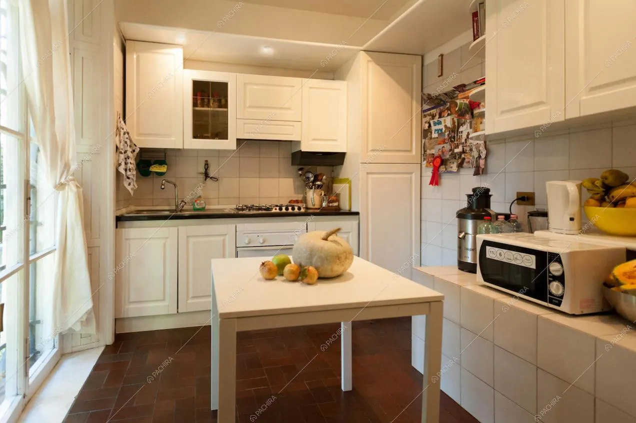 Cucina bianca con fornelli a gas