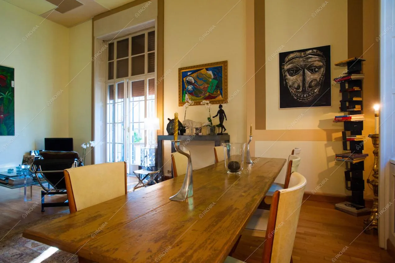 Tavolo da pranzo in legno massello con soprammobili di design