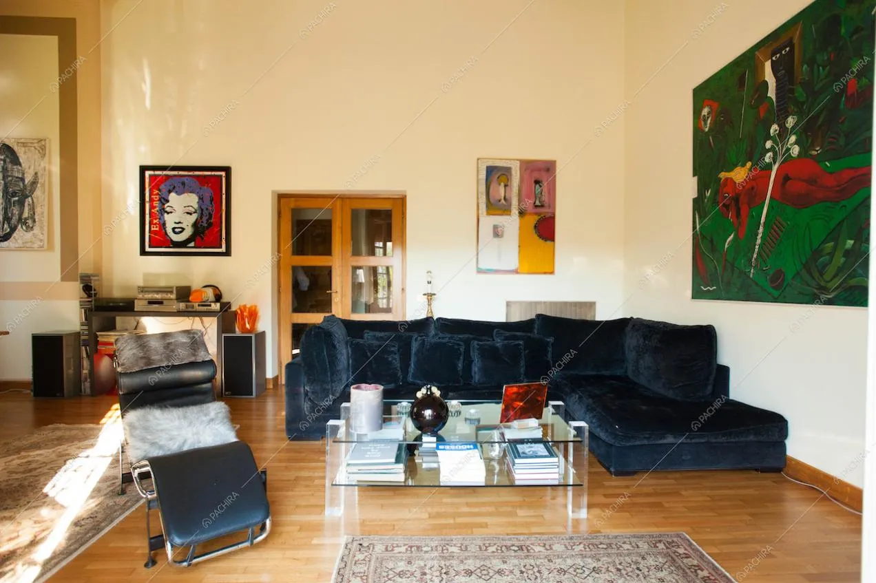 La zona living con divani in velluto nero