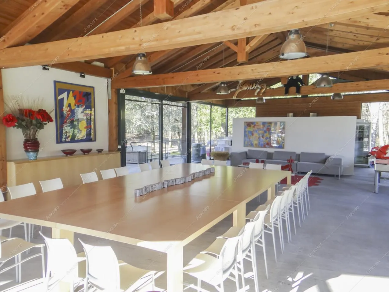Sala da pranzo con tavolo in legno, nello chalet con travi a vista