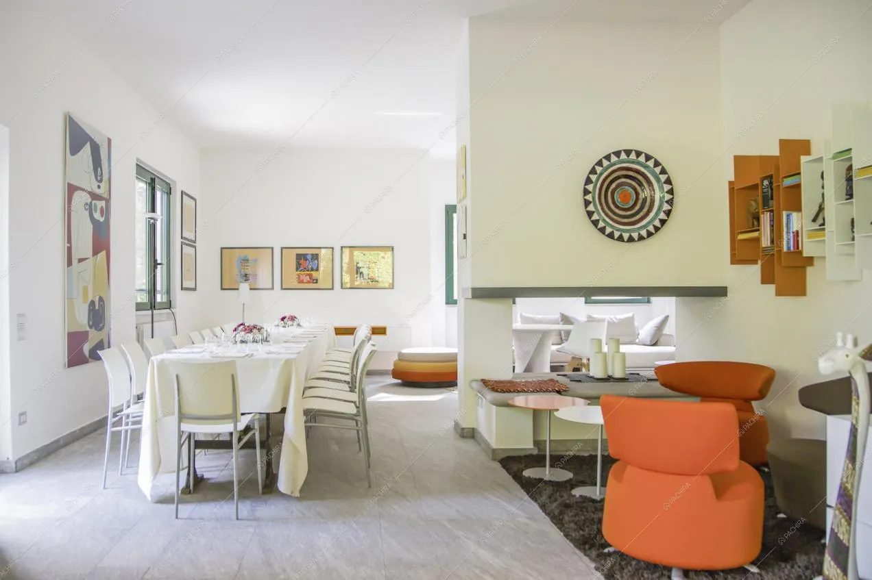 Sala, dal pavimento in marmo, con tavolo da pranzo e poltrone