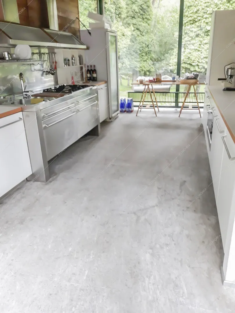 Cucina a muro con fornelli a gas e vista sul giardino dalle vetrate