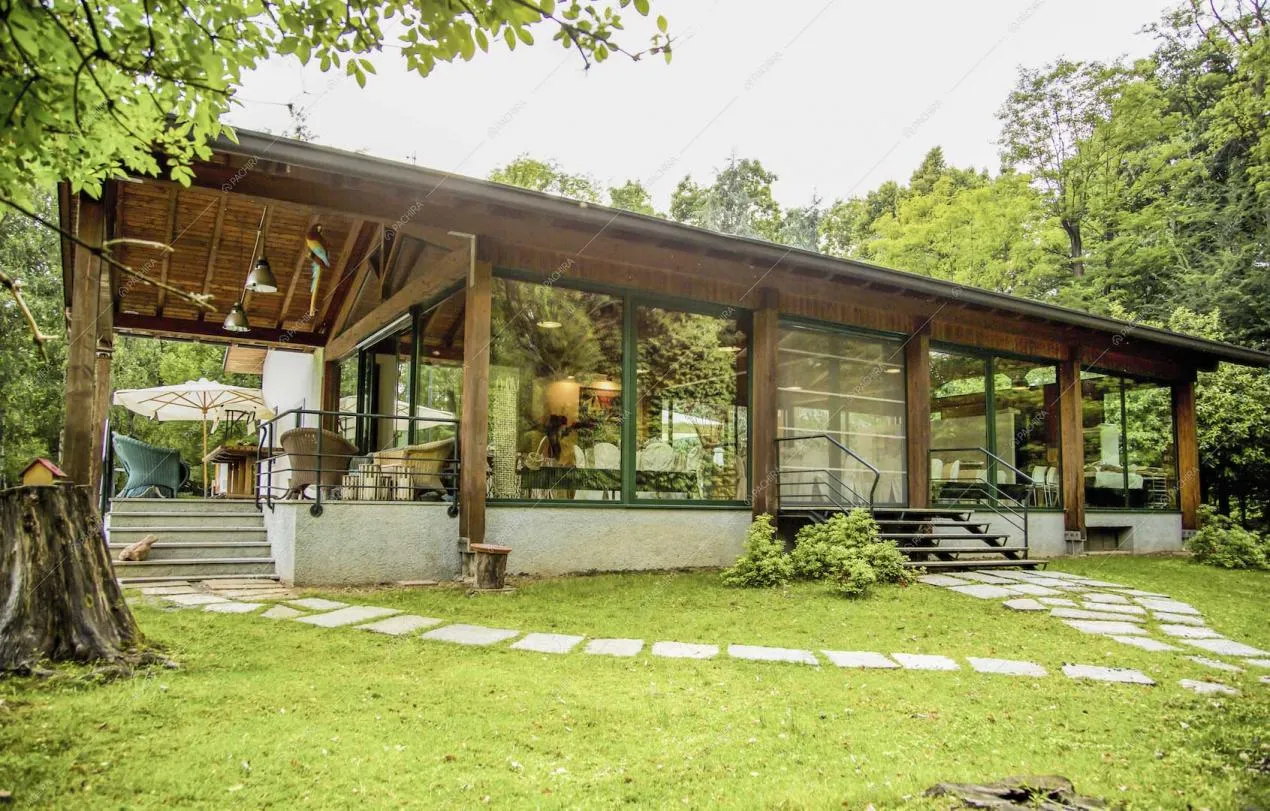 Lo splendido chalet con vetrate e patio con salotto da esterno