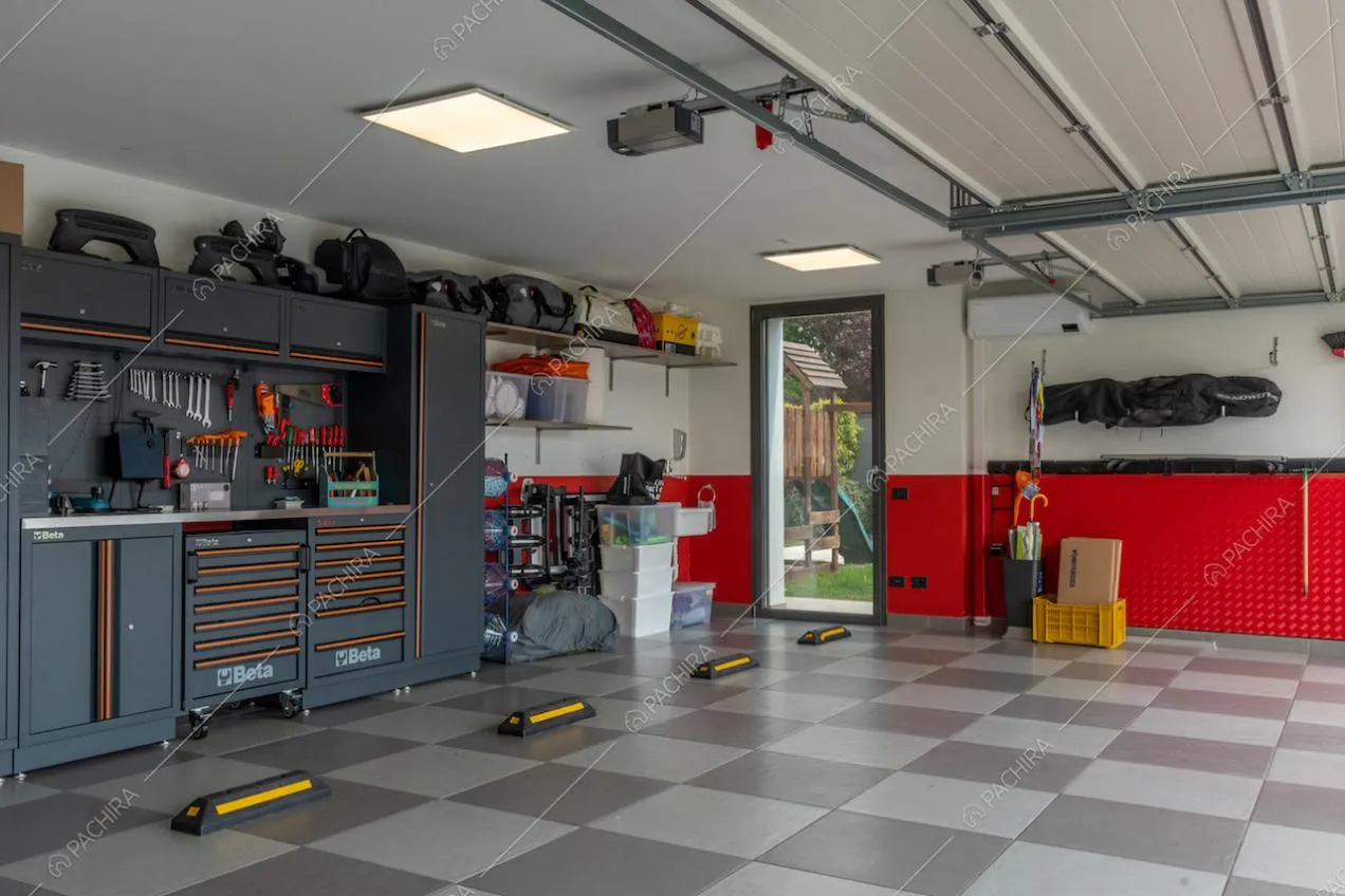 Pavimento a scacchi nell'ampio garage con pareti bianche e rosse