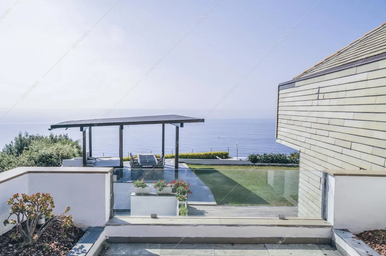 Giardino con gazebo pergola e vista panoramica