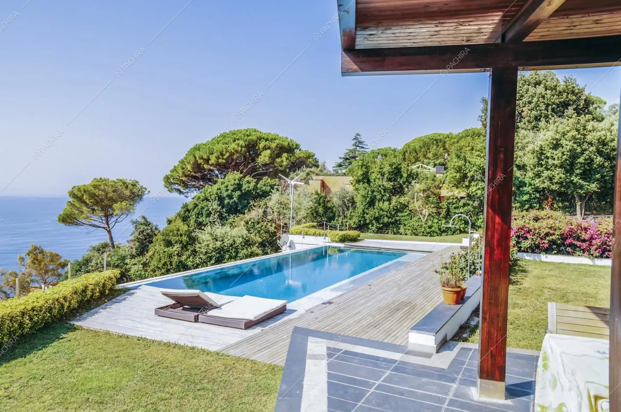 Piscina con pavimento in parquet da esterni e vista mare