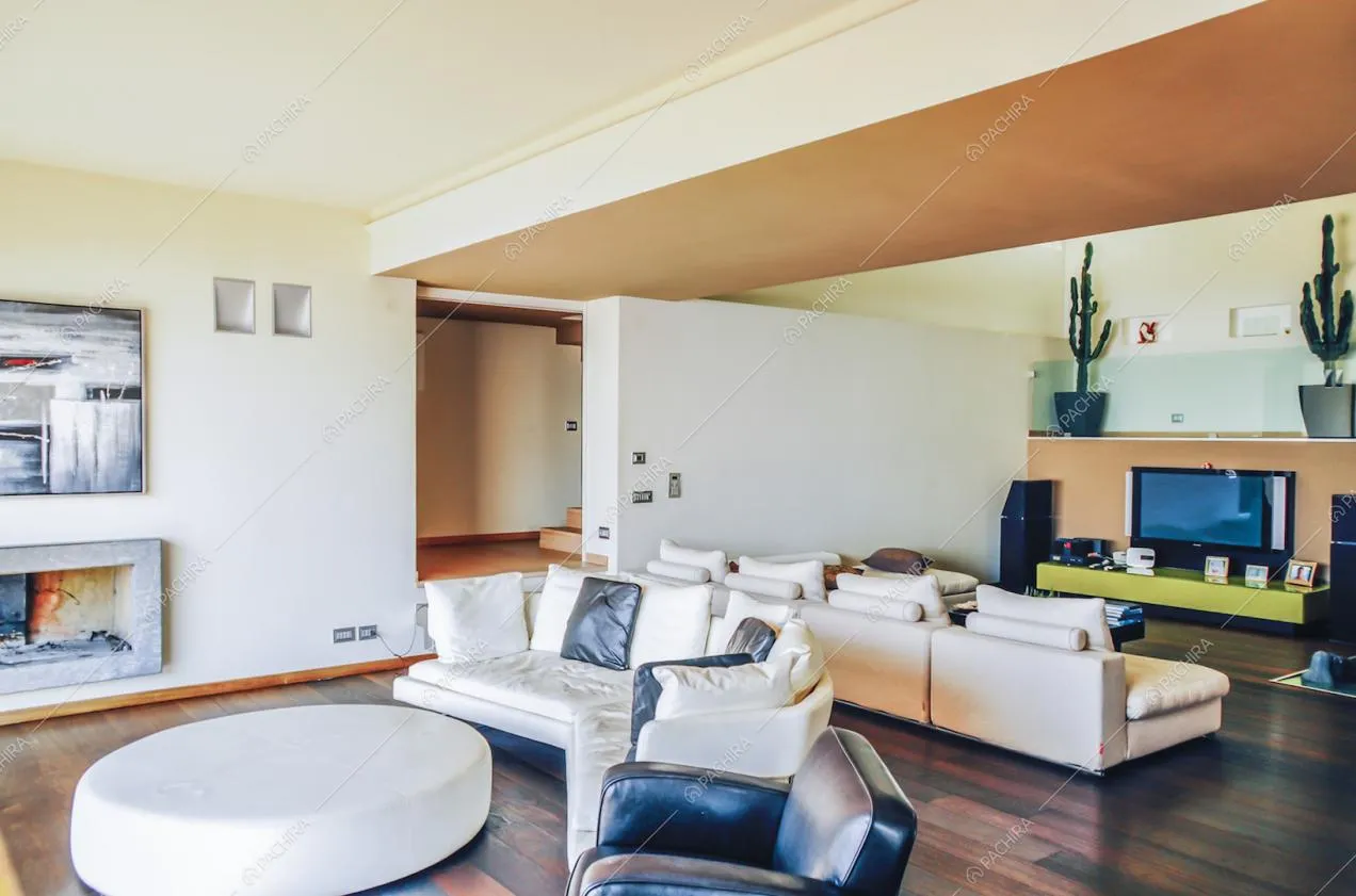 Zona living con pavimento in parquet
