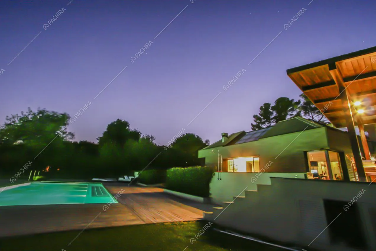 Vista con illuminazione notturna della piscina e della villa