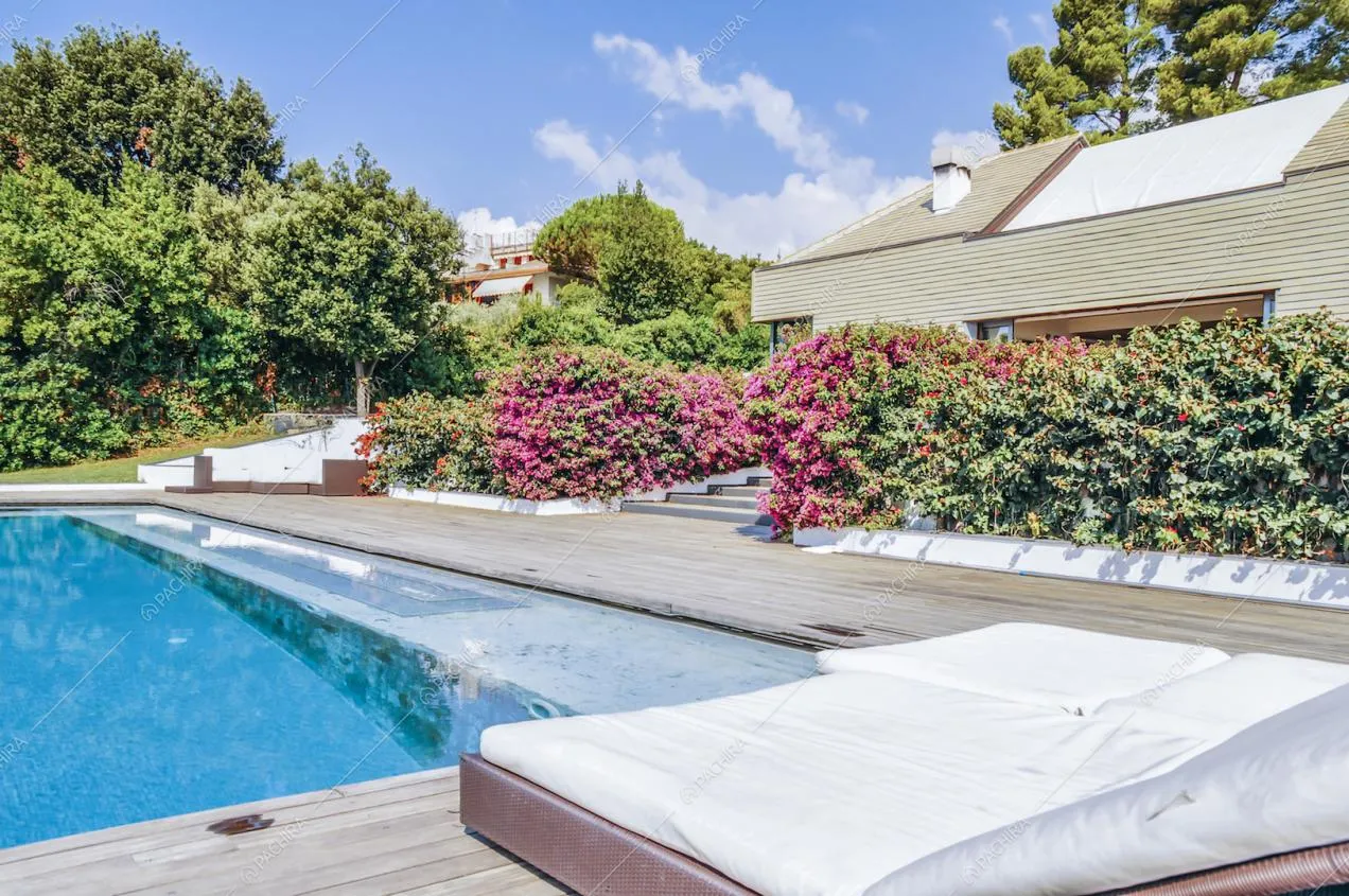 Scorcio sulla villa dalla piscina