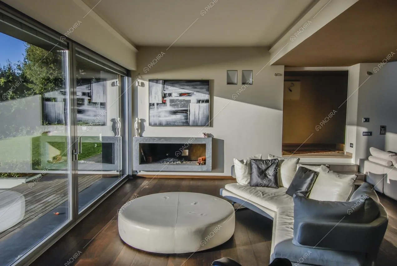 Zona living con vetrate e camino