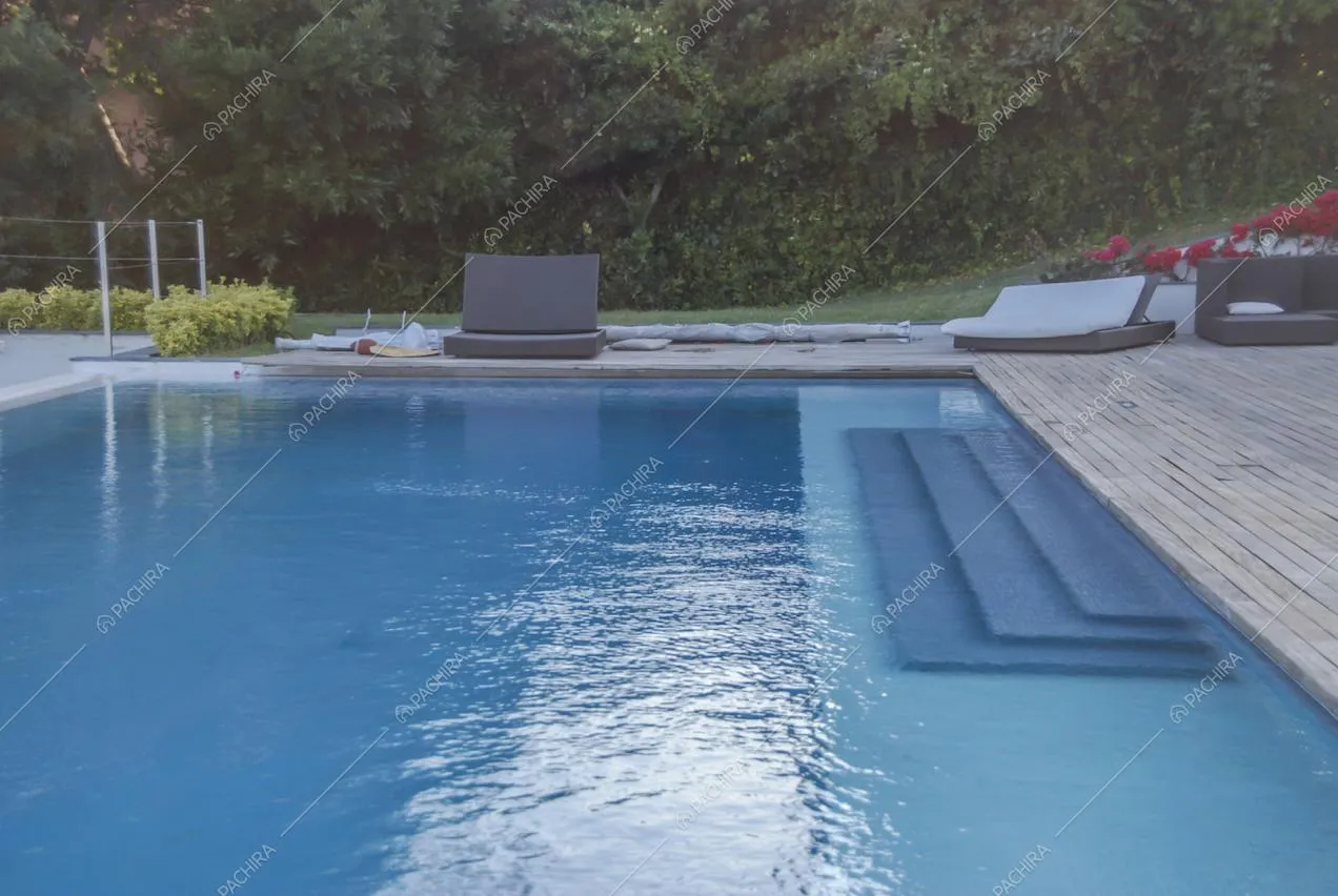 Piscina con divanetti sul bordo