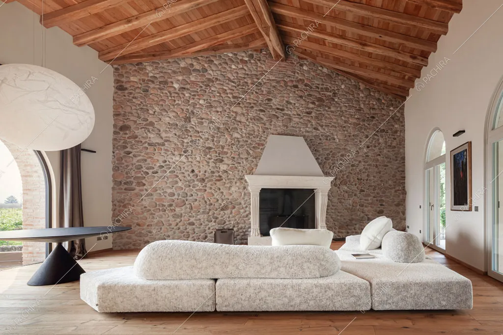 Sala con camino della villa Ghibli, location in stile contemporaneo a Verona