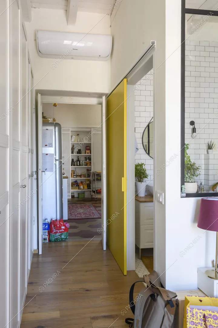 Piccolo corridoio con pavimento in parquet