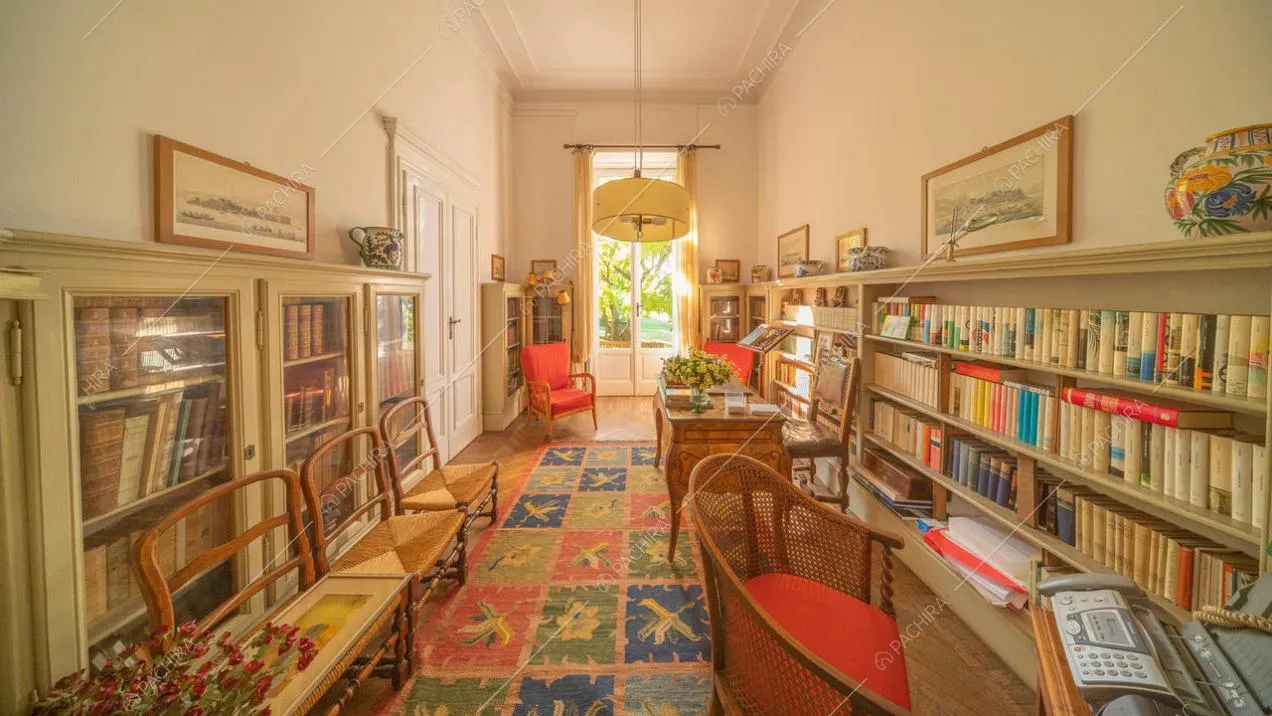 Studio privato con grandi librerie e arredi d'epoca