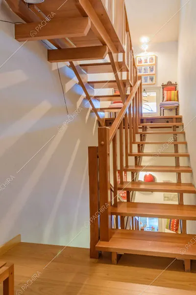 Scale, pavimento in parquet e pareti bianche
