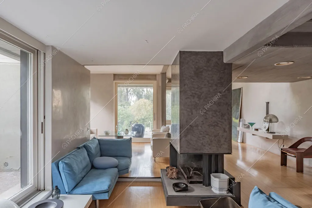 Salotto con camino della villa China, location in stile contemporaneo a Roma