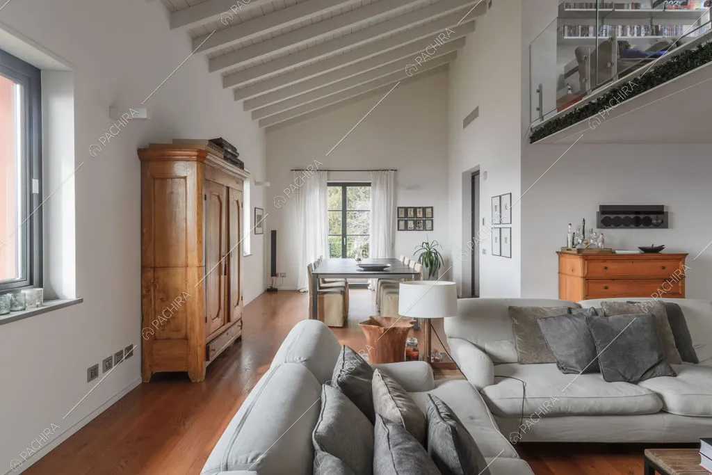 Zona living con soppalco della villa Roveja, location in stile contemporaneo a Como