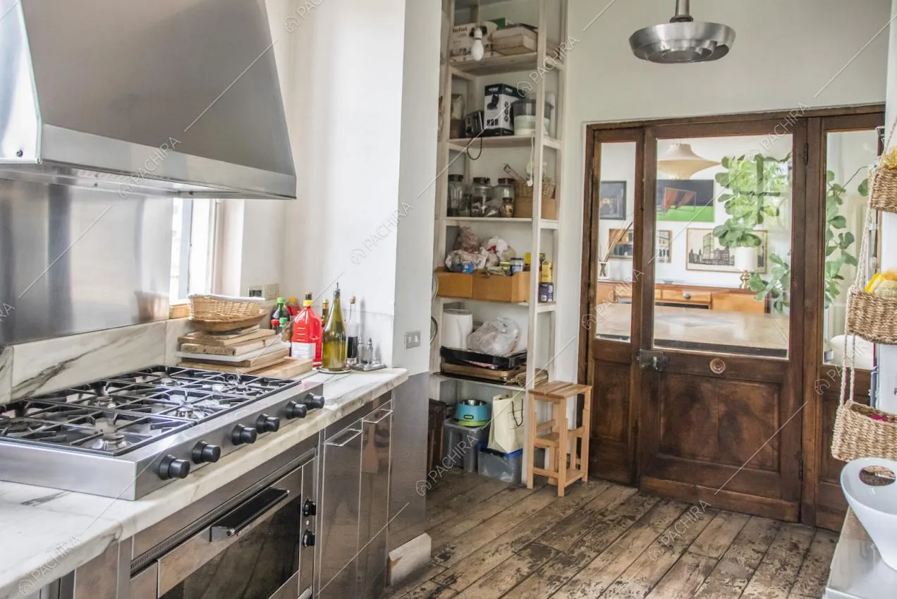Alto scaffale con ripiani e porta con infissi in legno