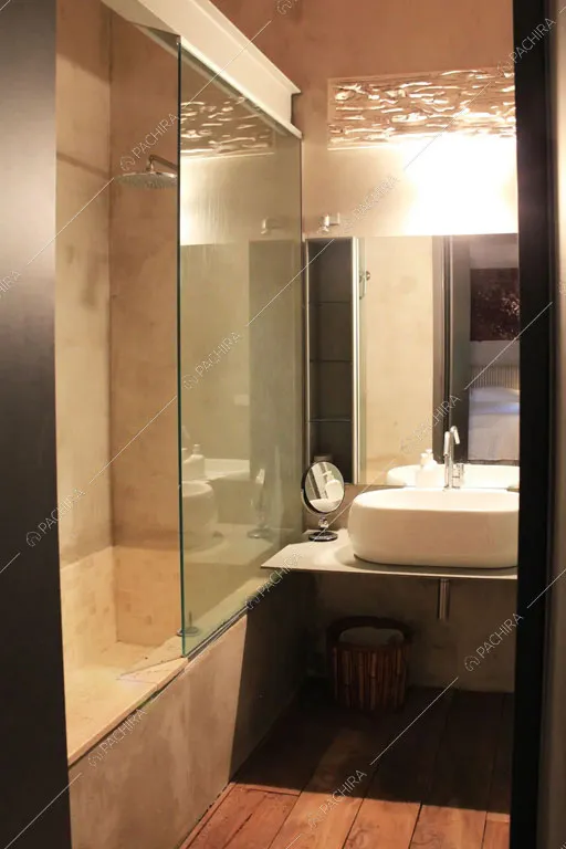 Bagno della villa Giba, location in stile moderno a Latina