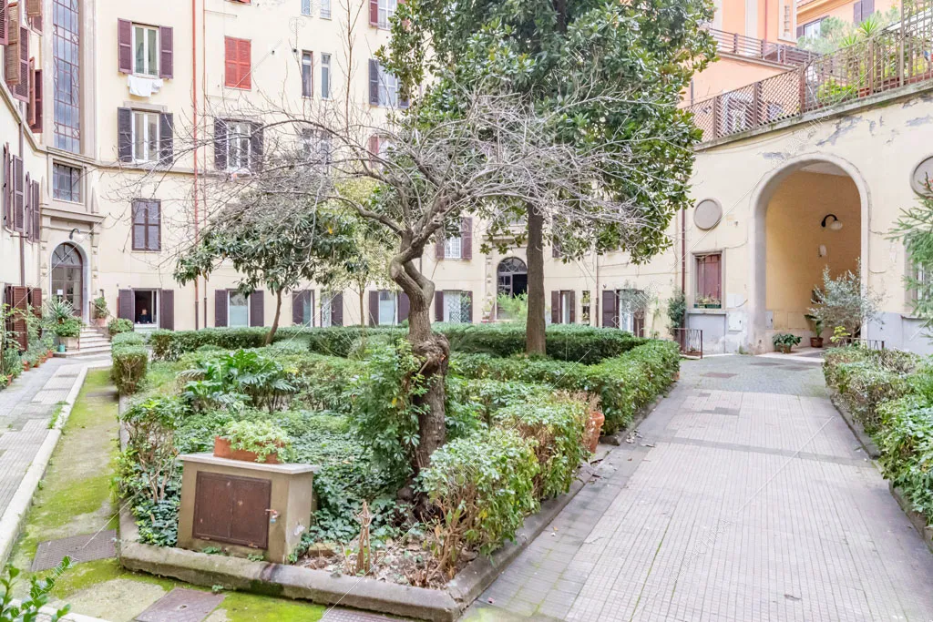 Cortile del condominio dell'appartamento Uru, location in stile moderno a Roma